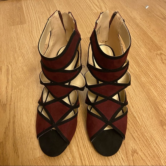 3/$15 Classy Geometric Pumps - Picture 4 of 8